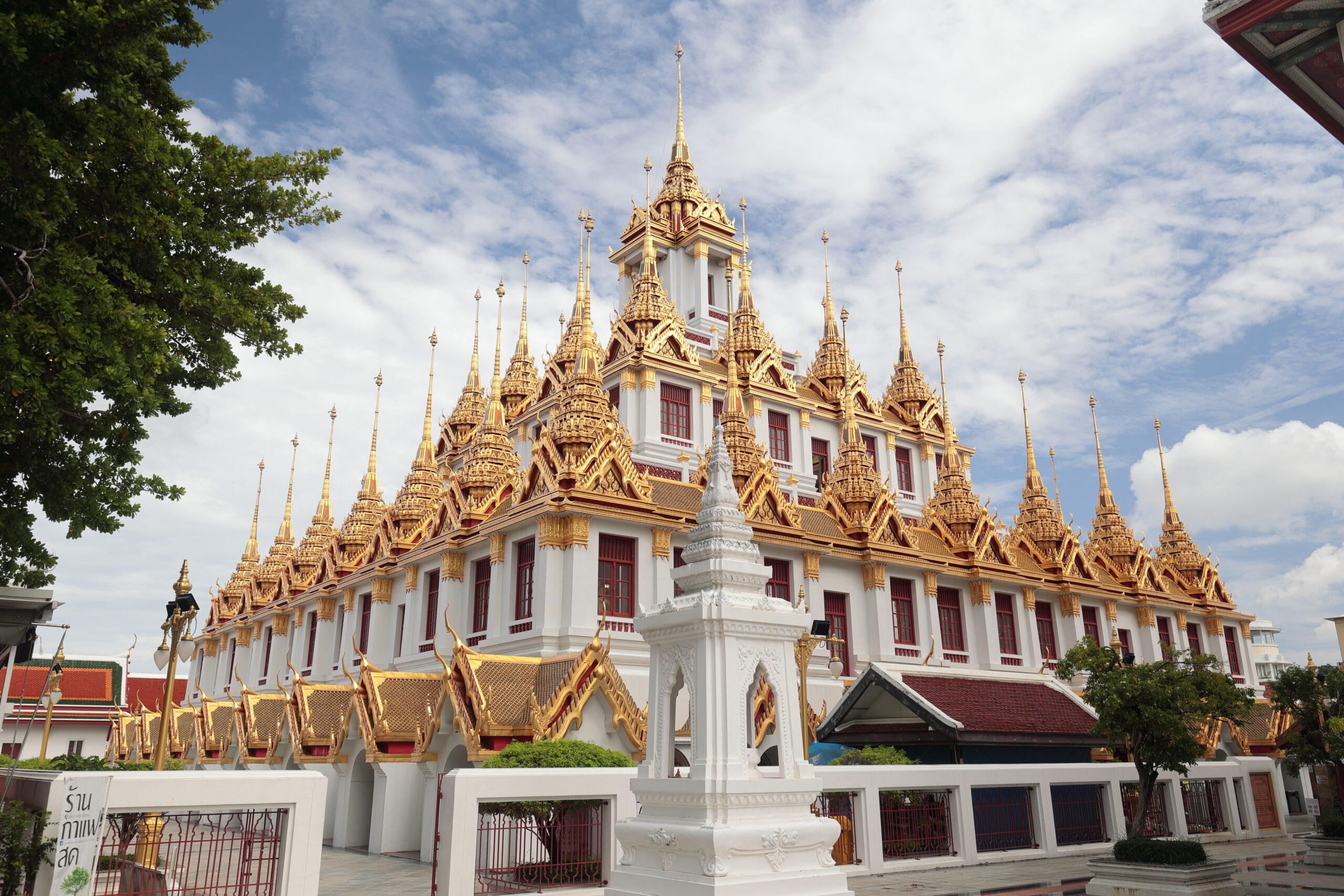 ภาพโดย Masertongapollo, โลหะปราสาท วัดราชนัดดาราม, แหล่งที่มา_ Wikimedia Commons
