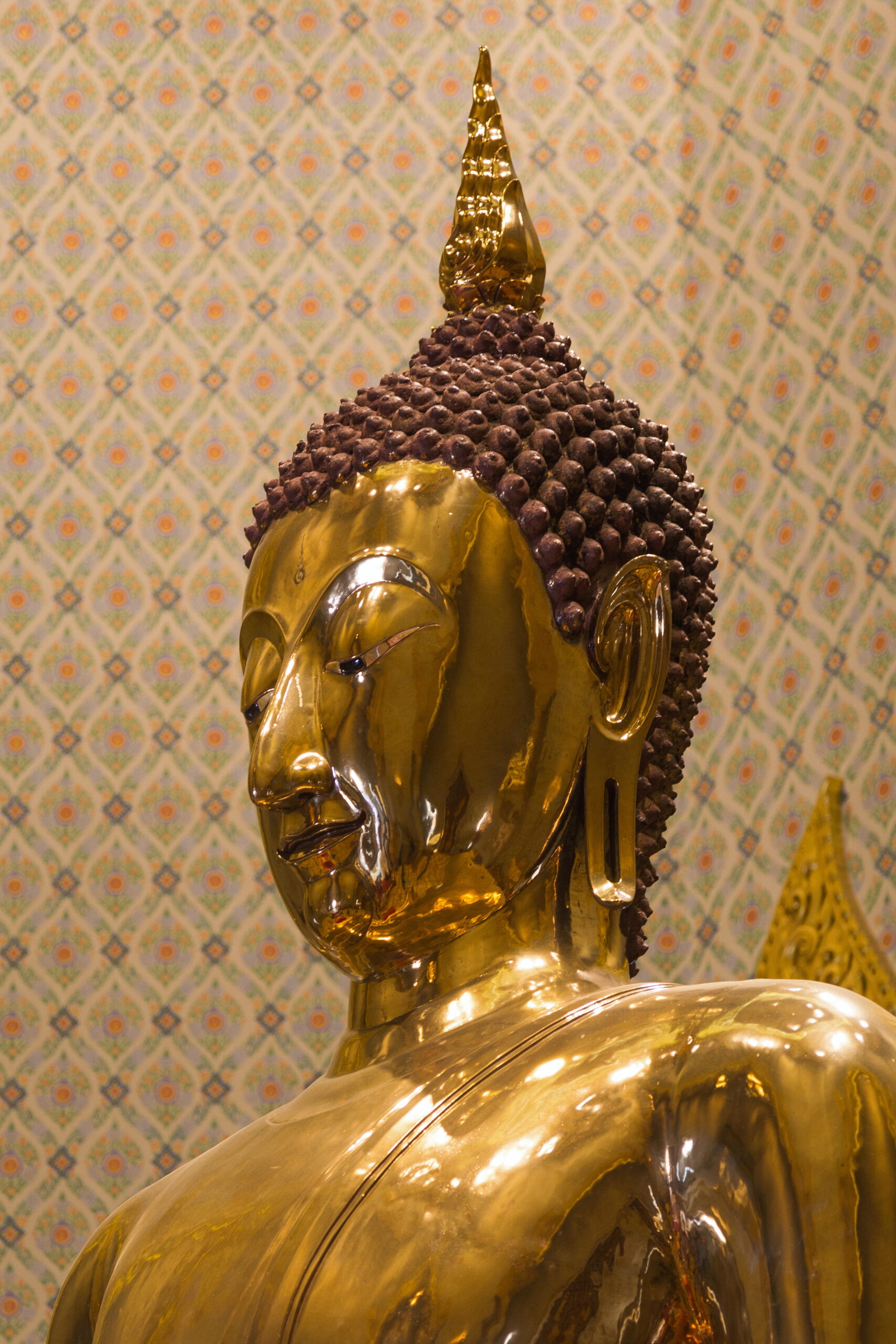 ภาพโดย_ Marcin Konsek แหล่งที่มา_ Wikimedia Commons - Golden Buddha statue, Wat Traimit Wittayaram