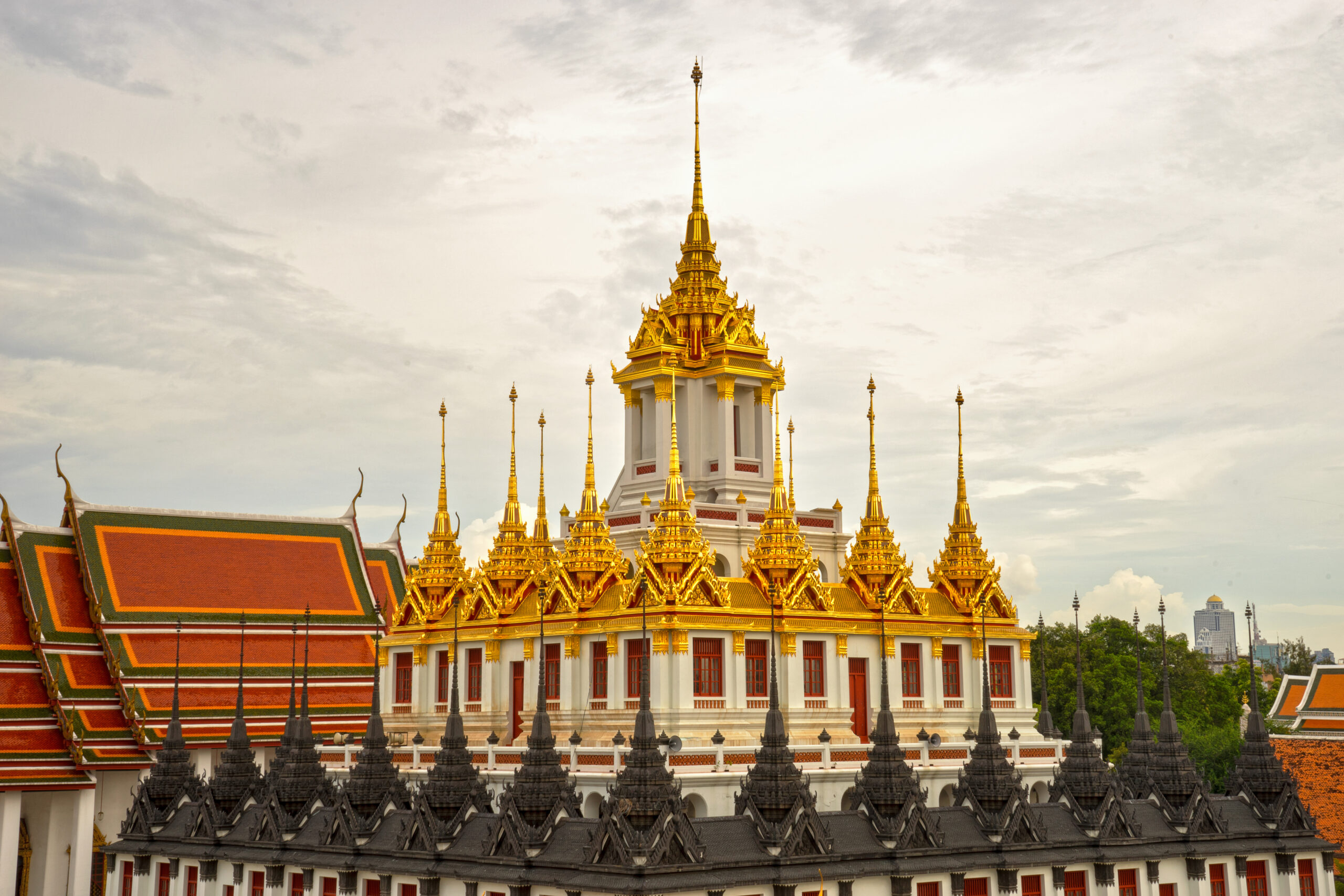 ภาพโดย_ sila แหล่งที่มา_ โลหะปราสาท วัดราชนัดดาราม, Wikimedia Commons